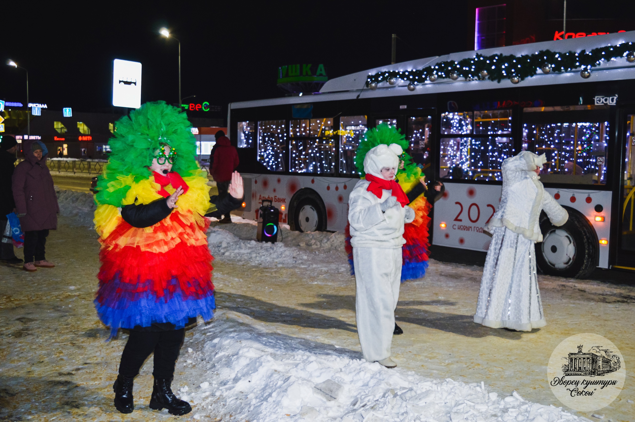 Новогодний автобус с Дедом Морозом и Снегурочкой курсировал по улицам Липецка